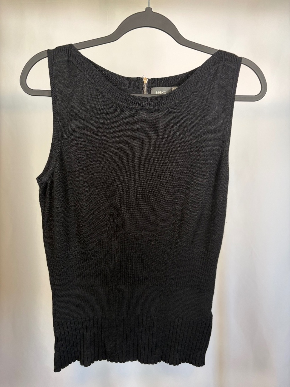Title: MEXX Black Knit Sleeveless Top with Back Zip | XL | Waist-Detail Sweater